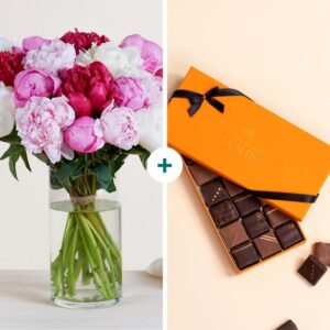 Brassée de pivoines variées avec coffret chocolats pralinés noir et lait Interflora disponible sur bloomyrama