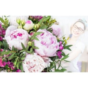 Bouquet surprise de pivoines roses élégantes L’Agitateur Floral disponible sur bloomyrama