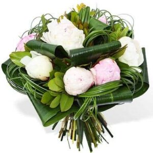 Bouquet Élégant avec pivoines blanches et roses L’Agitateur Floral disponible sur bloomyrama