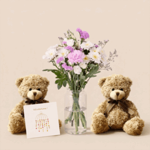 Bouquet rose et blanc avec deux oursons par Interflora disponible sur le comparateur bloomyrama