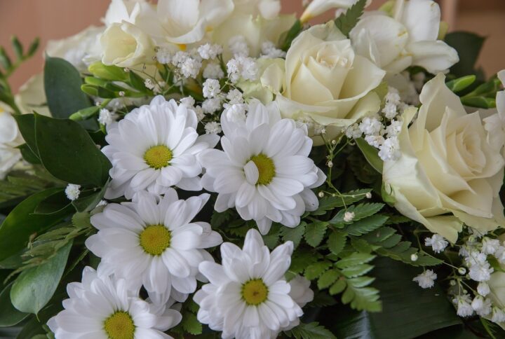 Comment choisir la composition florale adaptée à un enterrement ?