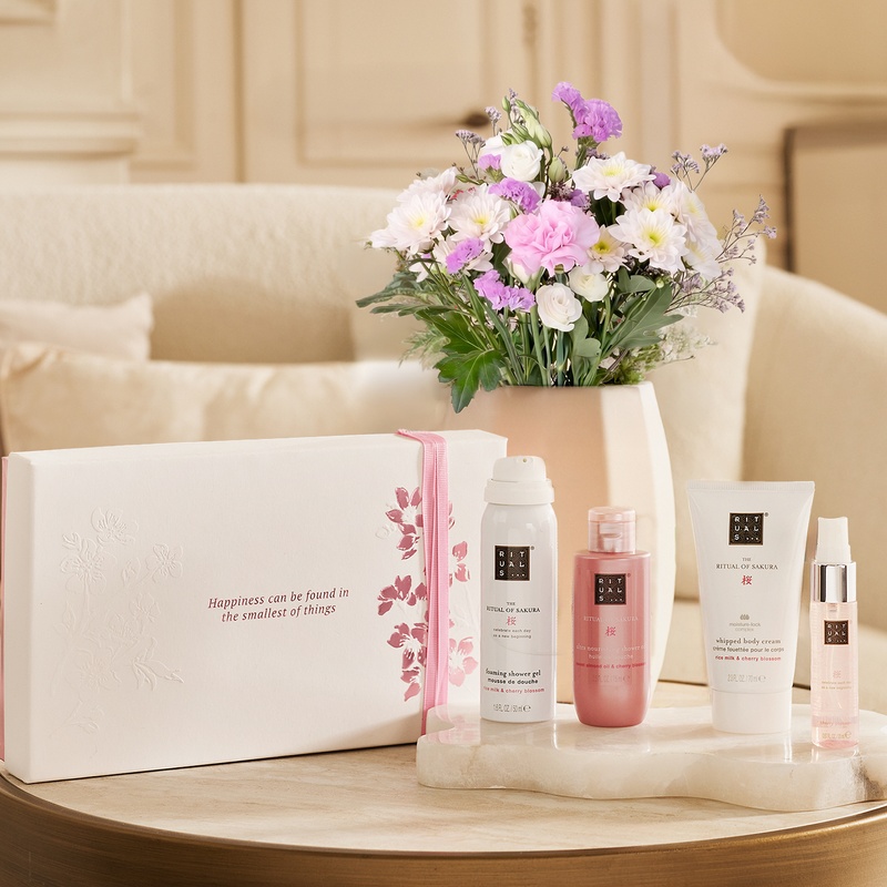 Bouquet rose et blanc avec coffret beauté Rituals Interflora disponible sur le comparateur bloomyrama