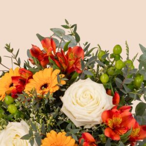 Bouquet créatif de fleurs jaunes et orange Interflora disponible sur le comparateur bloomyrama