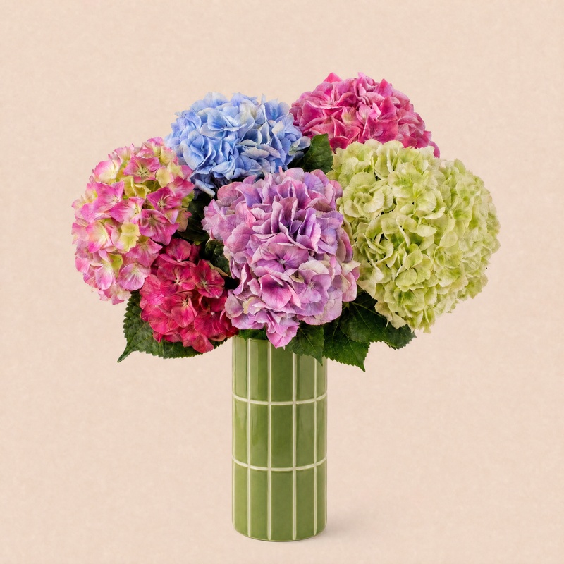 Brassée d'hortensias variés avec vase violet en céramique disponible sur bloomyrama